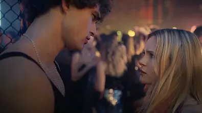 June schaut James verwirrt und irritiert an, dieser schaut jedoch nur gleichgültig. - Foto: Prime Video