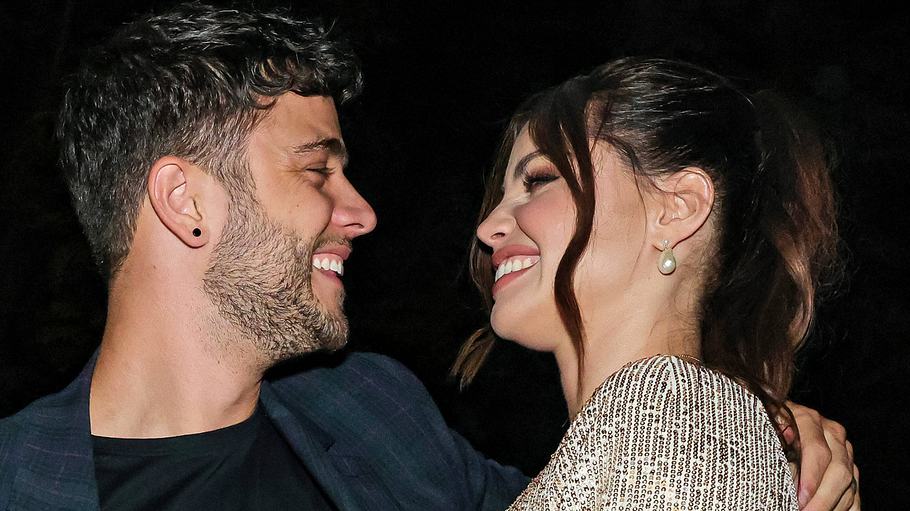 Luca und Christina Hänni schauen sich verliebt an