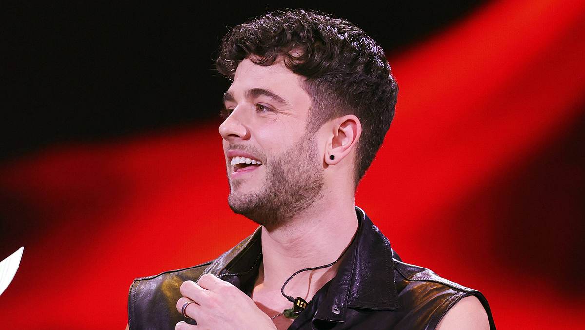 Luca Hänni Luca Hänni schaut nach rechts