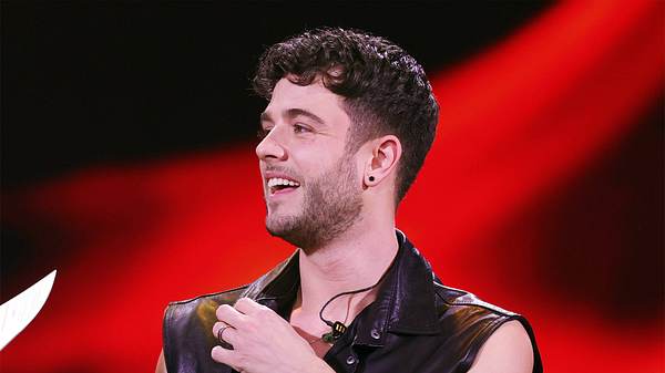 Luca Hänni schaut nach rechts - Foto:  IMAGO / Bildagentur Monn