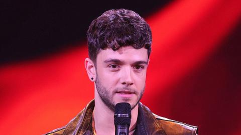 Luca Hänni mit Mikrofon - Foto: IMAGO / Bildagentur Monn