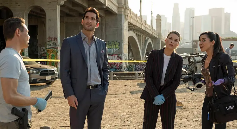 Lucifer und Detective Chloe Decker ermitteln und schauen sich in der Serie „Lucifer“ einen Tatort an.