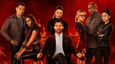 Die Besetzung aus „Lucifer“ umgeben von Flammen. - Foto: TMDB