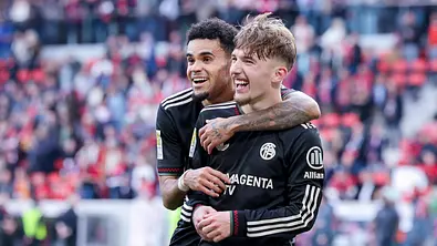Luis Diaz und Lennart Karl umarmen sich freudig beim Gastspiel der Bayern beim SC Freiburg - Foto: IMAGO / DeFodi Images
