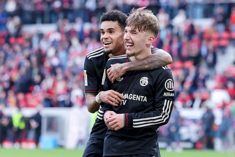 Lennart Karl und Luis Diaz Luis Diaz und Lennart Karl umarmen sich freudig beim Gastspiel der Bayern beim SC Freiburg