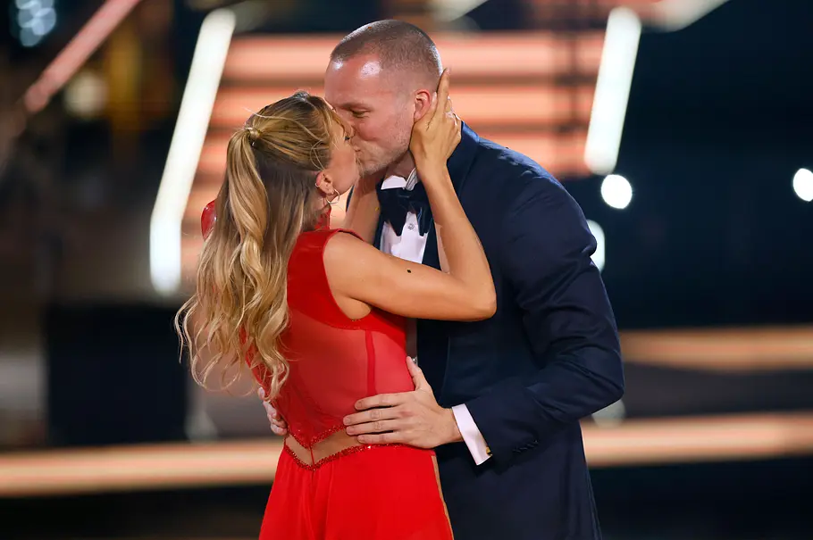 Lulu Lewe und Bastian Scheibe bei Let's Dance auf der Bühne. Sie teilen sich einen romantischen Kuss. 