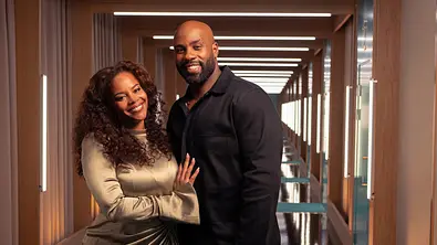 Luthna Plocus und Teddy Riner posieren für die Kamera. - Foto: Netflix