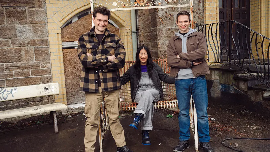 Lutz van der Horst, Mai Thi Nguyen-Kim und Fabian Köster (v.l.n.r.) freuen sich, die Hosts der dritten Staffel von Nicht nachmachen! zu sein. Lutz van der Horst, Mai Thi Nguyen-Kim und Fabian Köster (v.l.n.r.) lachen gemeinsam in die Kamera. Sie bilden das neuen Moderatorenteam für das Wissenschafts-Comedy-Factual für ZDFneo.