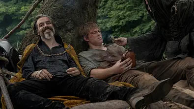 Lyonel Baratheon und Dunk unter einem Baum. - Foto: Steffan Hill/HBO
