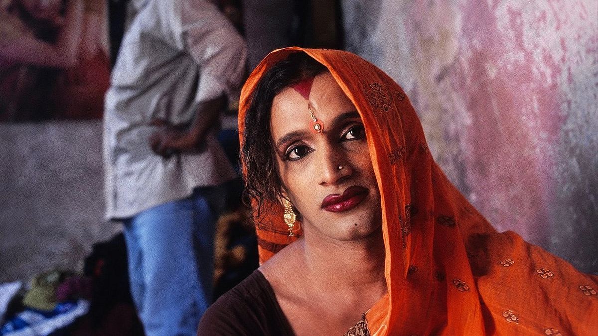 Between the Lines: Indiens drittes Geschlecht Between the Lines: Indiens drittes Geschlecht