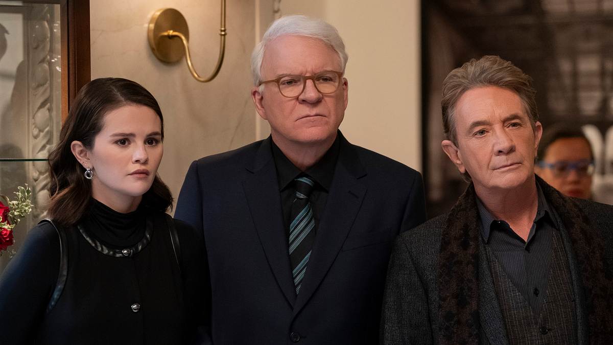 Mabel, Charles und Oliver stehen nebeneinander und schauen ernst geradeaus.