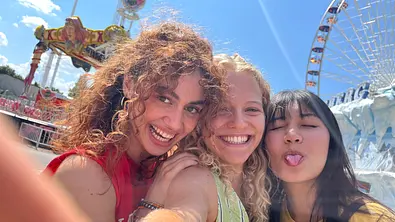 Inken, Vicky und Lena stehen auf einem Jahrmarkt und machen ein Selfie, grinsen dabei bis über beide Ohren in die Kamera. Ihre Mädchenfreundschaft ist etwas ganz besonderes – in einem Interview verraten sie uns, was eine echte Verbindung wirklich ausmacht. - Foto: Constantin Film