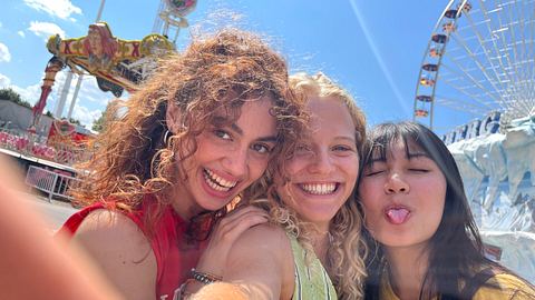 Inken, Vicky und Lena stehen auf einem Jahrmarkt und machen ein Selfie, grinsen dabei bis über beide Ohren in die Kamera. Ihre Mädchenfreundschaft ist etwas ganz besonderes – in einem Interview verraten sie uns, was eine echte Verbindung wirklich ausmacht. - Foto: Constantin Film