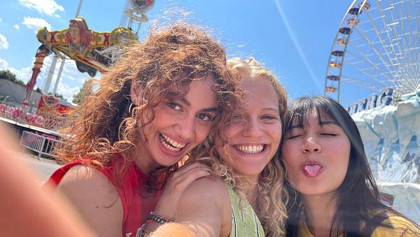 Inken, Vicky und Lena stehen auf einem Jahrmarkt und machen ein Selfie, grinsen dabei bis über beide Ohren in die Kamera. Ihre Mädchenfreundschaft ist etwas ganz besonderes – in einem Interview verraten sie uns, was eine echte Verbindung wirklich ausmacht. - Foto: Constantin Film