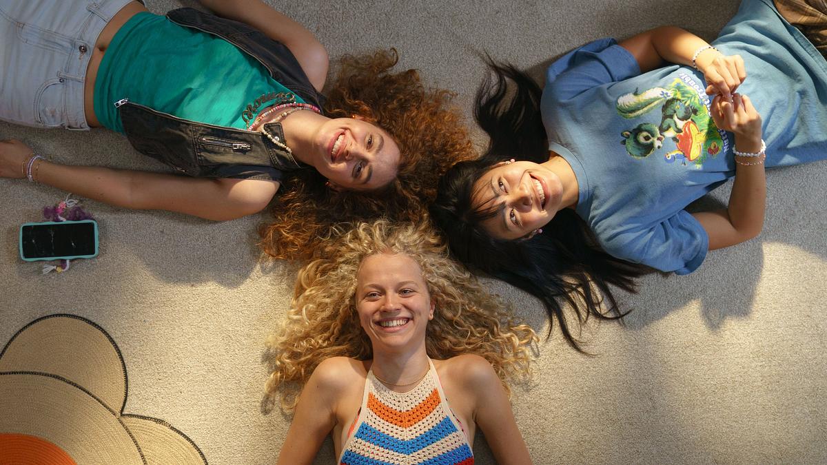 Inken, Vicky und Lena liegen mit ihren Köpfen aneinander auf dem Boden, grinsen dabei bis über beide Ohren in die Kamera. Ihre Mädchenfreundschaft ist etwas ganz Besonderes – in einem Interview verraten sie uns, was eine echte Verbindung wirklich ausmacht.