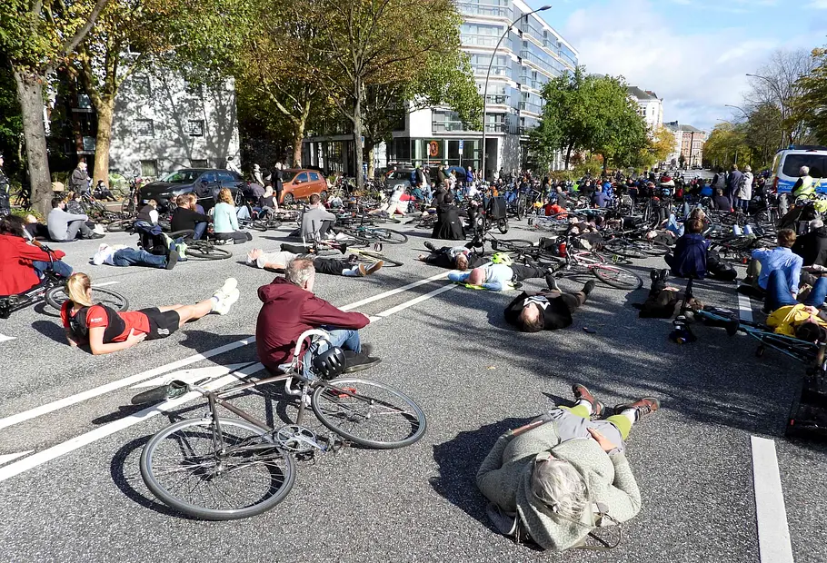 Mahnwache für Wanda Perdelwitz Im Rahmen einer Mahnwache für Wanda Perdelwitz legten sich am 12. Oktober 2025 rund 350 Menschen mit ihren Fahrrädern an dem Ort auf die Straße.