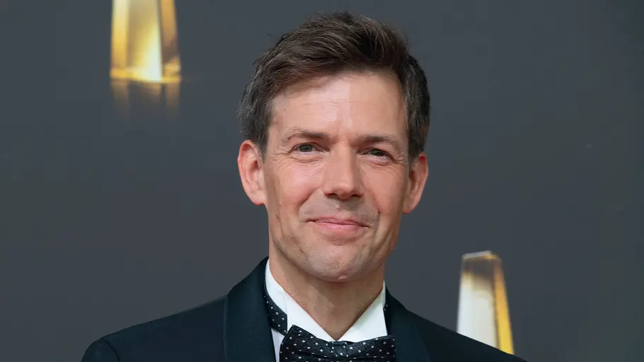 Maik Meuser Senderwechsel zum WDR. Moderator Maik Meuser mit Anzug und Fliege.