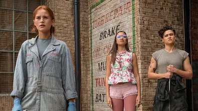 Die Schauspielerinnen Madelaine Petsch, Madison Bailey und Katy OBrian im Film „Maintenance Required“. - Foto: Matt Squire / Prime Video