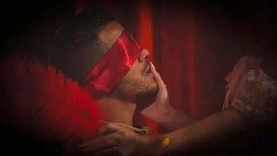 Ein Mann trägt eine rote Augenbinde und wird zärtlich im Gesicht gestreichelt. - Foto: RTLZWEI Ein Mann trägt eine rote Augenbinde und wird zärtlich im Gesicht gestreichelt. - Foto: RTLZWEI