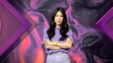 Dr. Mai Thi Nguyen-Kim steht vor einer bunten Wand und schaut selbstsicher in die Kamera. - Foto: ZDF/Lennart Speer