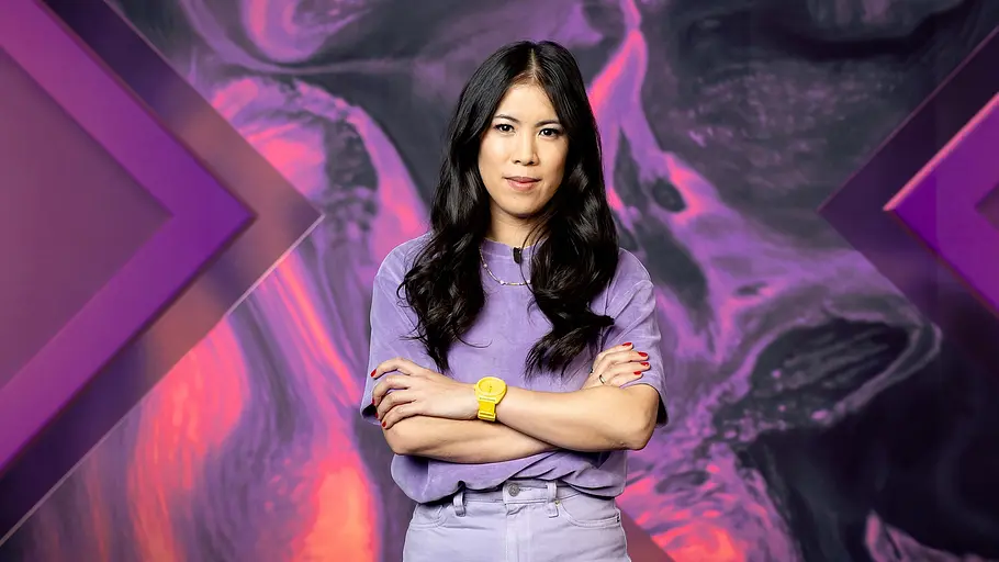 Maithink X Dr. Mai Thi Nguyen-Kim steht vor einer bunten Wand und schaut selbstsicher in die Kamera.