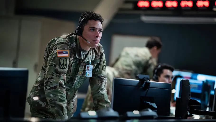 Major Daniel Gonzalez sieht die Katastrophe schon früh kommen. Anthony Ramos in „A House of Dynamite“.