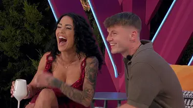 Elena Miras lacht ausgelassen, neben ihr sitzt Ferris. - Foto: RTL