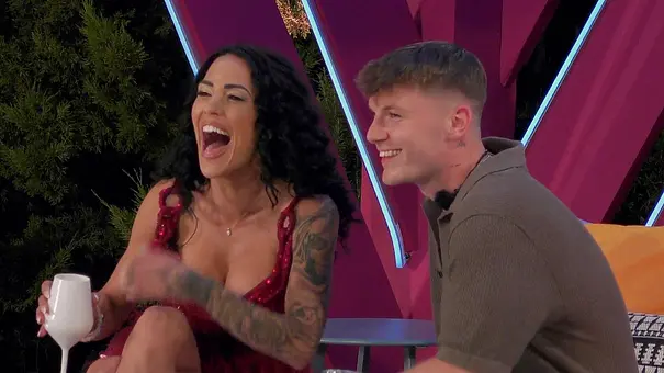 Elena Miras lacht ausgelassen, neben ihr sitzt Ferris. - Foto: RTL Elena Miras lacht ausgelassen, neben ihr sitzt Ferris. - Foto: RTL