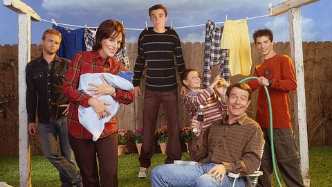 Die Familie aus „Malcolm Mittendrin“ lächelt in die Kamera. Malcolm hängt allerdings an einer Wäscheleine und sieht unglücklich aus. - Foto: themoviedb.org