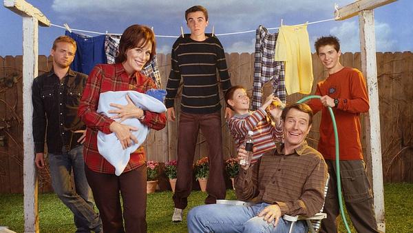 Die Familie aus „Malcolm Mittendrin“ lächelt in die Kamera. Malcolm hängt allerdings an einer Wäscheleine und sieht unglücklich aus. - Foto: themoviedb.org