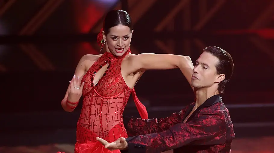 Malika Dzumaev plötzlich oben ohne Malika Dzumaev tanzt mit Joel Mattli bei Let's Dance