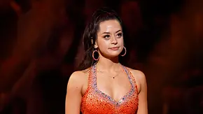 Profitänzerin Malika Dzumaev in orangefarbenen Show-Outfit auf dem Tanzparkett. - Foto:  IMAGO / Panama Pictures