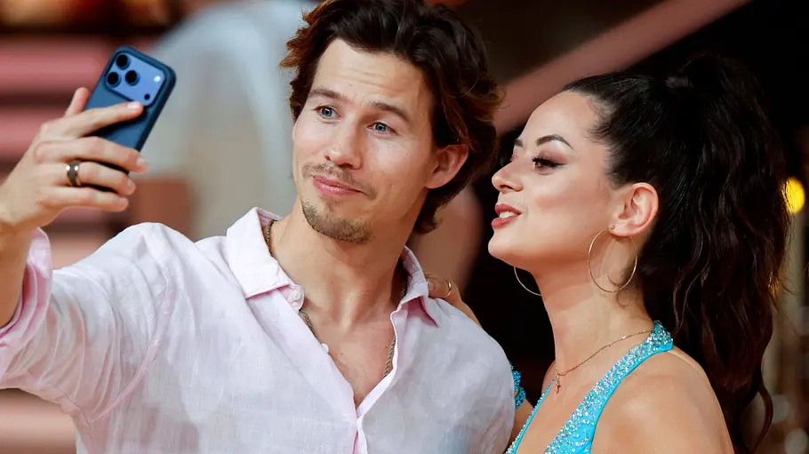 Malika Dzumaev sorgte mit Joel Mattli für Liebesgerüchte bei „Let's Dance“. Malika Dzumaev und Joel Mattli machen ein Selfie.