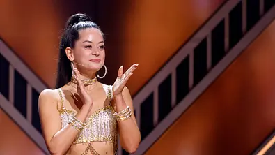 Malika Dzumaev klatschend auf dem Lets Dance-Parkett. - Foto: IMAGO / Panama Pictures