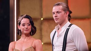 Malika Dzumaev mit ernstem Blick, sie trägt auffälligen Kopfschmuck. - Foto: IMAGO / Panama Pictures