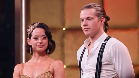 Malika Dzumaev mit ernstem Blick, sie trägt auffälligen Kopfschmuck. - Foto: IMAGO / Panama Pictures