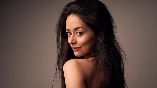 Malika Dzumaev schaut über ihre Schulter. Wie jetzt bekannt wurde, hat sich die Lets Dance-Tänzerin schwer verletzt - Foto: © TVNOW