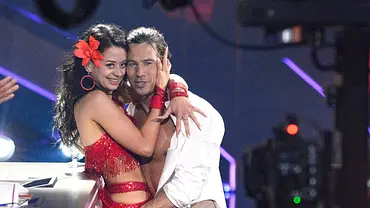 Malika Dzumaev und Joel Mattli eng umschlungen auf dem Tanzparkett.  - Foto: IMAGO/ Panama Pictures