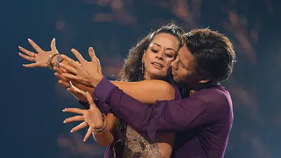 Malika Dzumaev und Joel Mattli eng umschlungen auf dem Parkett. - Foto: RTL / Rolf Baumgartner