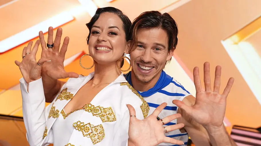 Malika Dzumaev und Joel Mattli gehen als Favoriten ins Halbfinale. Malika Dzumaev und Joel Mattli mit erhobenen, gespreizten Händen.