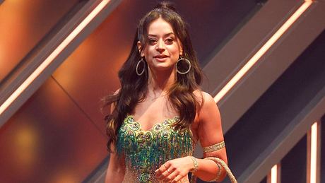 Malika Dzumaev auf der „Lets Dance“-Bühne mit einem Korb in der Hand - Foto:  IMAGO / Future Image