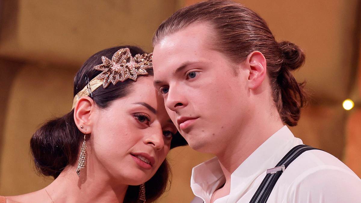 Malika Dzumaev lehrt ihren Kopf an den von Gabriel Kelly, „Let’s Dance“-Tanzpartner von 2024