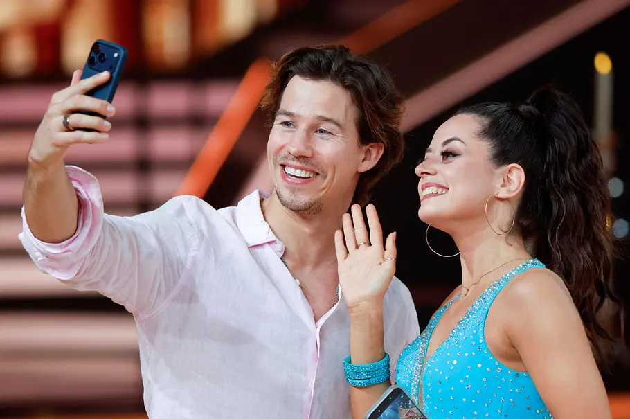 Joel Mattli und Malika Dumaev Joel Mattli und Malika Dumaev machen ein Selfie bei Let's Dance