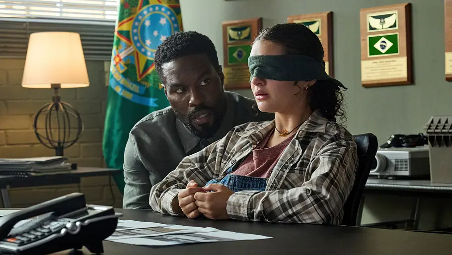 Yahya Abdul-Mateen II und Billie Boullet in Man on Wire. Sie hat die Augen verbunden, er schaut sie an.