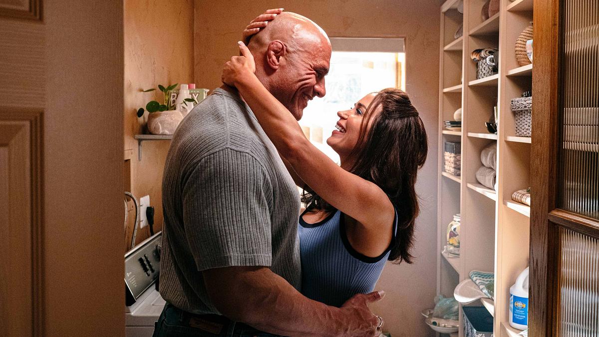 Mark Kerr und Dawn umarmen sich und strahlen sich an.