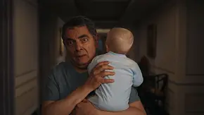 Rowan Atikinson hat ein Baby in der Hand in Man vs. Baby - Foto: Netflix