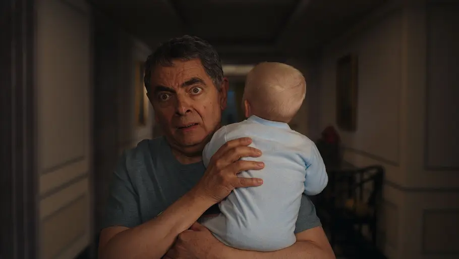 Man vs. Baby bei Netflix Rowan Atikinson hat ein Baby in der Hand in Man vs. Baby