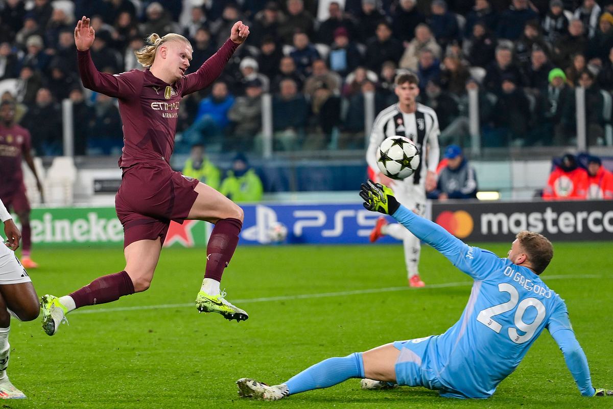 Zwar überlupft Erling Haaland in dieser Szene Juve Keeper Di Gregorio. Am Ende verliert Man City trotzdem 2:0 bei Juventus Turin. Manchester City Stürmer Erling Haaland überlupft in der Champions League Juventus Turin Torhüter Di Gregorio.