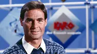 Ein Foto aus alten Tagen. Manfred Vorderwülbecke steht vor der TV-Kamera und trägt einen Pullover. - Foto: IMAGO / United Archives Ein Foto aus alten Tagen. Manfred Vorderwülbecke steht vor der TV-Kamera und trägt einen Pullover. - Foto: IMAGO / United Archives