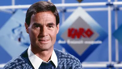 Ein Foto aus alten Tagen. Manfred Vorderwülbecke steht vor der TV-Kamera und trägt einen Pullover. - Foto: IMAGO / United Archives Ein Foto aus alten Tagen. Manfred Vorderwülbecke steht vor der TV-Kamera und trägt einen Pullover. - Foto: IMAGO / United Archives